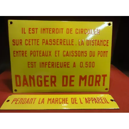 DEUX PLAQUES EMAILLEES BOMBEES 