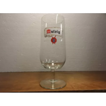 1 VERRE MUTZIG 50CL  YEUX BLANCS  HT. 19.60CM