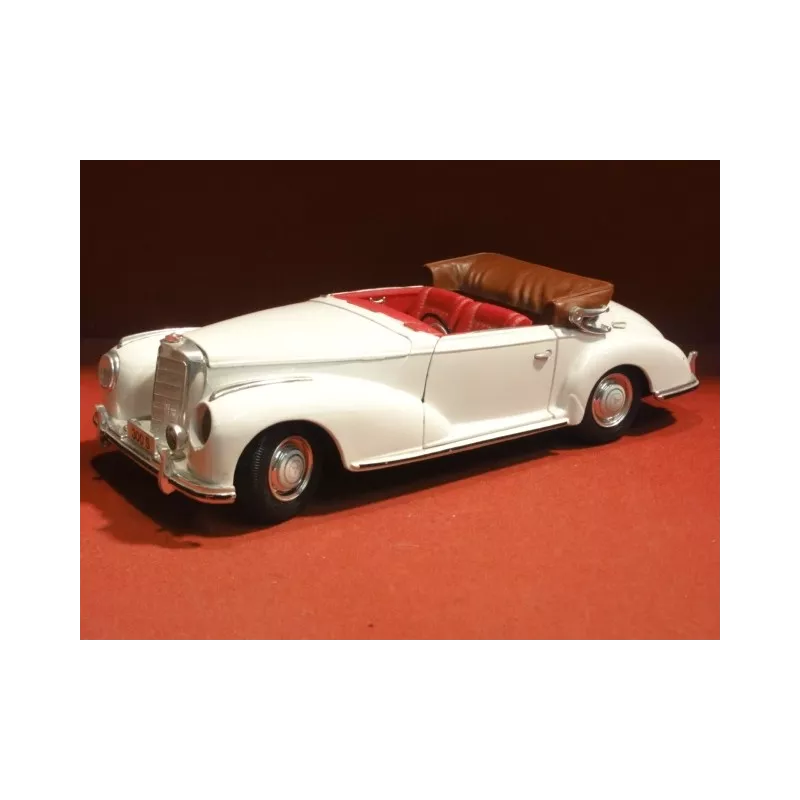 1 VOITURE MERCEDES 300 1/18 MAISTO