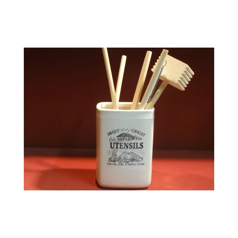 UN POT POUR USTENSILS DE CUISINE 