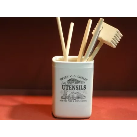 UN POT POUR USTENSILS DE CUISINE 