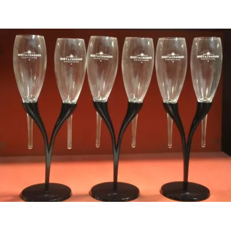 6 FLUTES A CHAMPAGNE MOET&CHANDON AVEC SUPPORTS