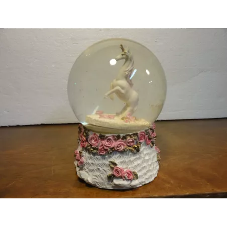 1 BOULE DE NEIGE  LICORNE  HT.13.50CM DIAMETRE 9CM