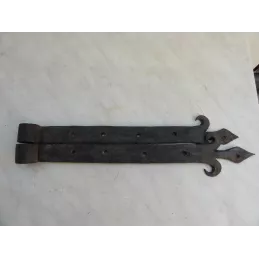 DEUX FERRURES POUR VOLET  FABRICATION ARTISANALE