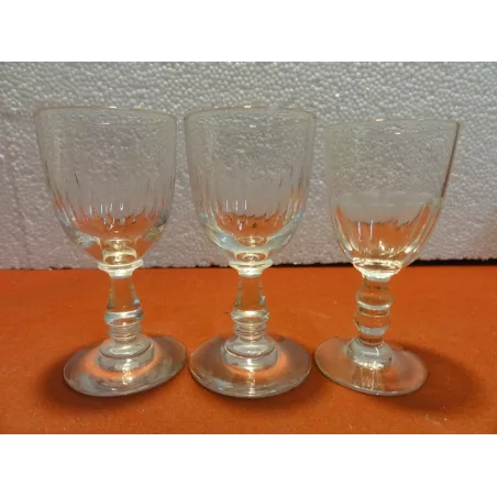 3 VERRES A LIQUEUR  4/5CL HT.10.40CM ET 10CM