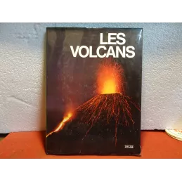 LIVRE LES VOLCANS  127 PAGES ILLUSTRES