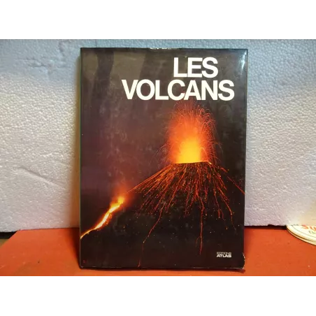 LIVRE LES VOLCANS  127 PAGES ILLUSTRES