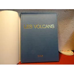 LIVRE LES VOLCANS  127 PAGES ILLUSTRES