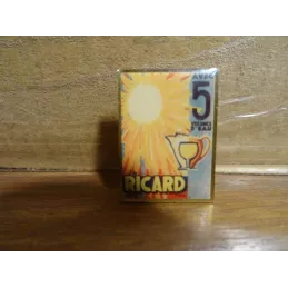 PIN'S RICARD   AVEC 5 VOLUMES D'EAU