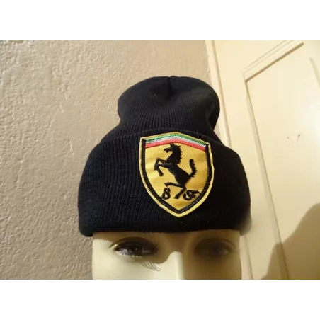 BONNET FERRARI EN LAINE