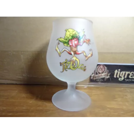 1 VERRE TROLLS 25CL  HT 13.80CM