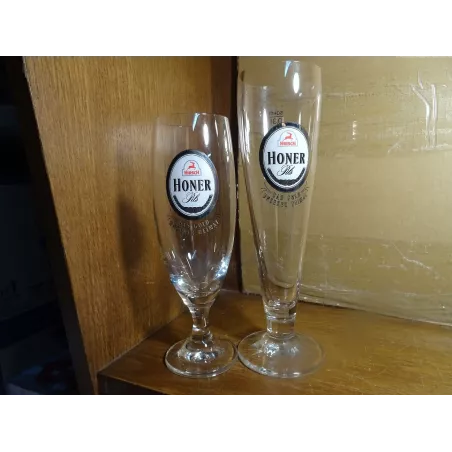 2 VERRES  HIRSCH  HONER PILS 30CL  HT 20.40CM ET 23.70CM