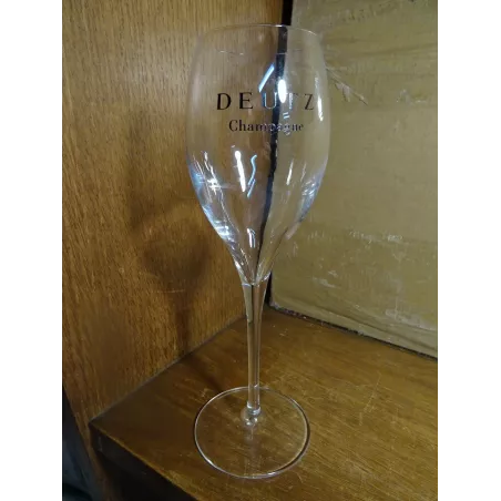 6 FLUTES A  CHAMPAGNE  DEUTZ 13/15CL HT 19.30CM