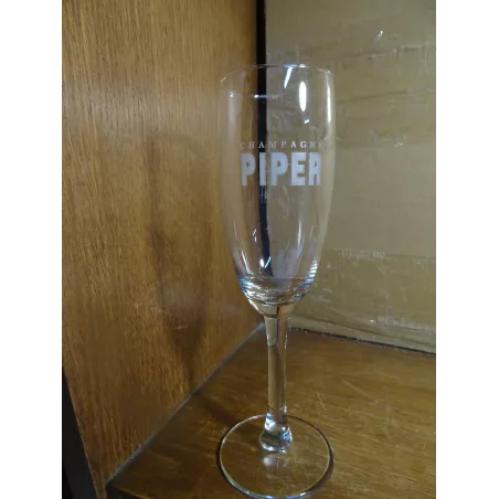 5 FLUTES PIPER  16CL HT.19.20CM