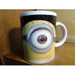 1 MUG LES MINIONS  HT 9.40CM