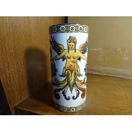 VASE  ROULEAU EN FAIENCE  DECOR D'UNE VICTOIRE AILEE HT 12.30CM  DIAMETRE 5CM