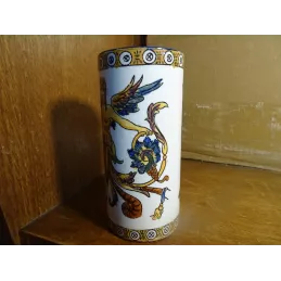VASE  ROULEAU EN FAIENCE  DECOR D'UNE VICTOIRE AILEE HT 12.30CM  DIAMETRE 5CM