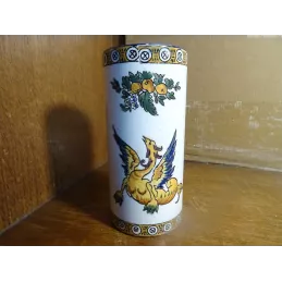 VASE  ROULEAU EN FAIENCE  DECOR D'UNE VICTOIRE AILEE HT 12.30CM  DIAMETRE 5CM