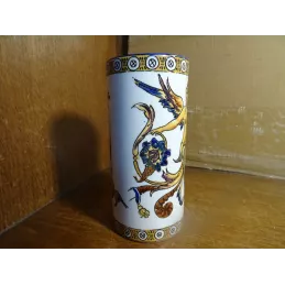 VASE  ROULEAU EN FAIENCE  DECOR D'UNE VICTOIRE AILEE HT 12.30CM  DIAMETRE 5CM