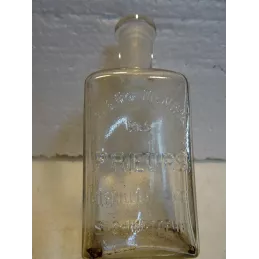 PETITE BOUTEILLE  D'ELIXIR DE MENTHE  DES PRIEURS  HT 11.70CM