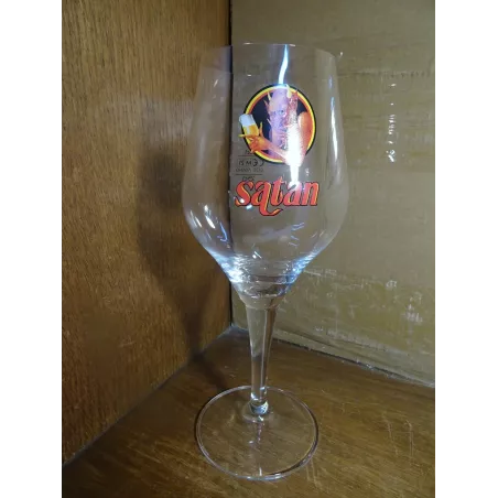 1 VERRE SATAN 33CL HT 23.20CM