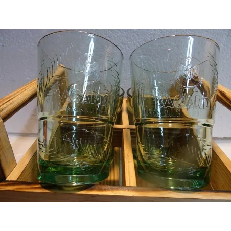 1 CASIER BACARDI EN BOIS +4 VERRES 36CL 23.50CM X20CM  HT 15.50CM