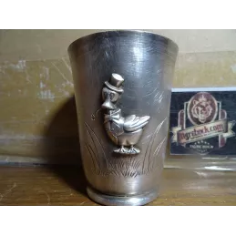 UNE TIMBALE DONALD EN METAL ARGENTE  HT 8CM  AVEC UN POINSON