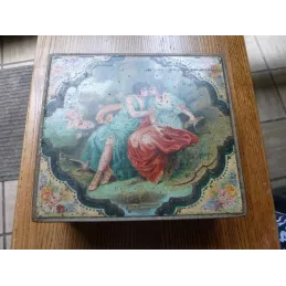 BOITE EN FER ANCIENNE  17.70CM X15.80CM