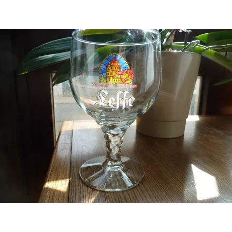 1 VERRE LEFFE  33CL HT.15.30CM