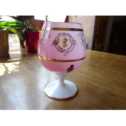 1 VERRE ROSE EN OPALINE  75CL HT.17.20CM