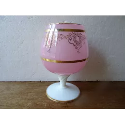 1 VERRE ROSE EN OPALINE  75CL HT.17.20CM