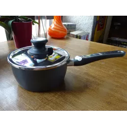 CASSEROLE  TEFAL AVEC COUVERCLE  DIAMETRE 18CM