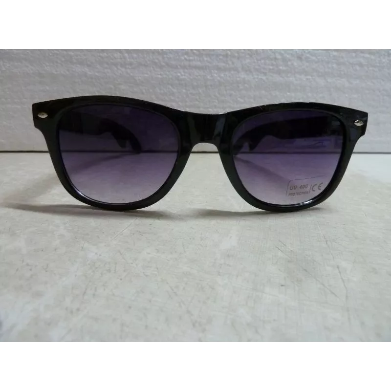 UNE PAIRE DE LUNETTE DE SOLEIL DECAPSULEUR CUVEE DES TROLLS UNE PAIRE DE LUNETTE DE SOLEIL DECAPSULEUR CUVEE DES TROLLS