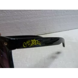 UNE PAIRE DE LUNETTE DE SOLEIL DECAPSULEUR  CUVEE DES TROLLS