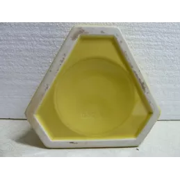 CENDRIER RICARD  JAUNE 17CM X17CM X17CM  ECRITURE NOIRE