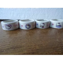 HELLO KITTY 4 RONDS DE SERVIETTE DIFFERENTS