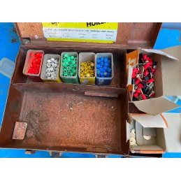 UN SPIT  DANS SA VALISE