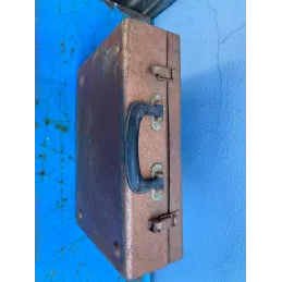 UN SPIT  DANS SA VALISE