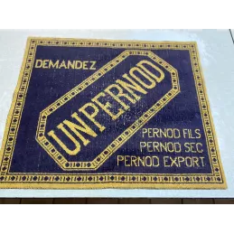 TAPIS DE CARTES  UN  PERNOD    61CM X50CM