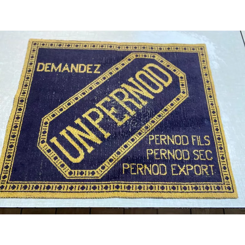 TAPIS DE CARTES  UN  PERNOD    61CM X50CM TAPIS DE CARTES  UN  PERNOD    61CM X50CM