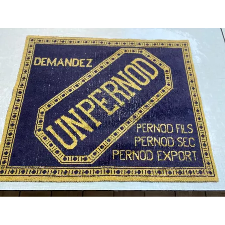TAPIS DE CARTES  UN  PERNOD    61CM X50CM