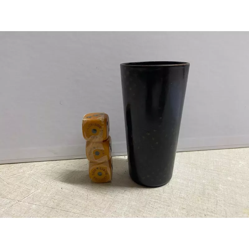 1 JEU DE 3 DES ET SON GOBELET  EXCELSIOR  BIERES ET VINS