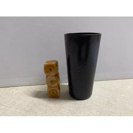 1 JEU DE 3 DES ET SON GOBELET  EXCELSIOR  BIERES ET VINS