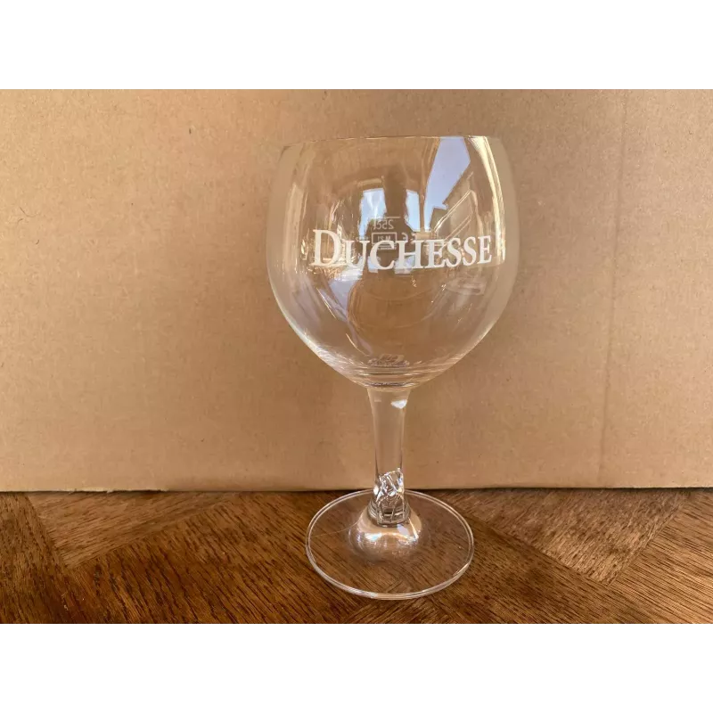 1 VERRE DUCHESSE  25CL HT 17CM