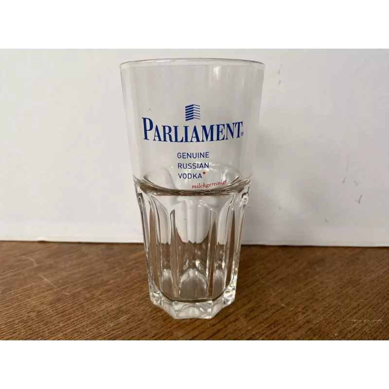 1 VERRE VODKA PARLIAMENT  25CL HT 14CM