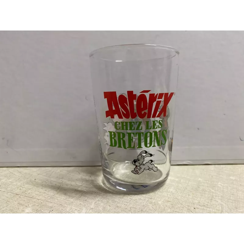 1 VERRE  ASTERIX  CHEZ LES BRETONS  AMORA  ANNEE 2012